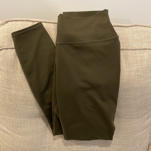 ALO Yoga pants - Picture 5 of 10